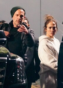 jennifer-lopez-and-ben-affleck-touching-down-in-a-private-jet-in-los-angeles-11-19-2021-6.jpg