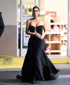 kim-kardashian-at-a-convenience-store-after-paris-hilton-s-wedding-11-11-2021-1.jpg