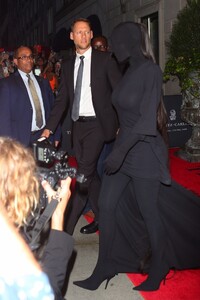 kim-kardashian-exits-the-ritz-carlton-hotel-ahead-of-the-met-gala-in-nyc-09-13-2021-1.jpg