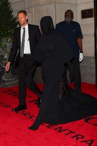 kim-kardashian-exits-the-ritz-carlton-hotel-ahead-of-the-met-gala-in-nyc-09-13-2021-4.jpg