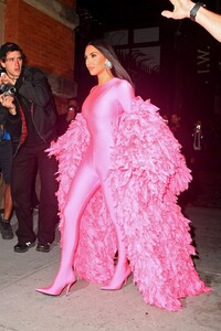 kim-kardashian-in-all-pink-arrives-at-the-snl-after-party-in-nyc-10-09-2021-4.jpg