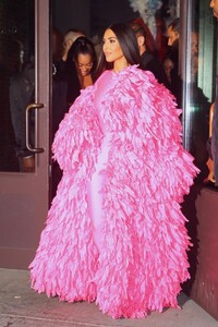 kim-kardashian-in-all-pink-arrives-at-the-snl-after-party-in-nyc-10-09-2021-7.jpg