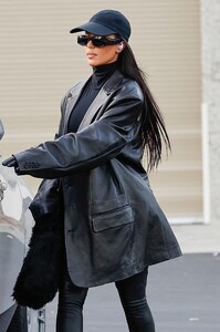 kim-kardashian-leaving-an-office-building-in-la-10-20-2021-4.jpg