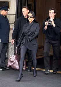 kim-kardashian-out-in-new-york-10-05-2021-3.jpg