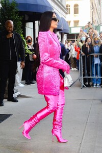 kim-kardashian-wears-all-pink-balenciaga-outfit-new-york-10-07-2021-5.jpg