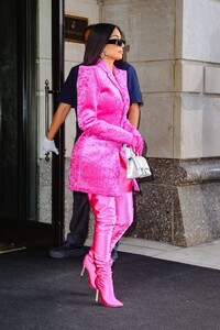 kim-kardashian-wears-all-pink-balenciaga-outfit-new-york-10-07-2021-7.jpg
