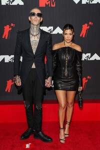 kourtney-kardashian-2021-mtv-video-music-awards-8.jpg