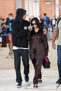 kourtney-kardashian-departing-from-venice-08-31-2021-7.jpg