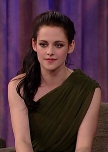 kristen_stewart_legs_kimmel14.jpg