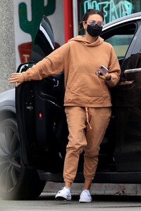 mila-kunis-arrives-at-a-salon-in-beverly-hills-10-06-2021-2.jpg
