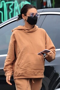mila-kunis-arrives-at-a-salon-in-beverly-hills-10-06-2021-4.jpg