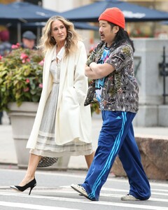 sarah-jessica-parker-and-just-like-that-filming-set-on-fifth-avenue-in-ny-11-07-2021-2.jpg