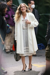 sarah-jessica-parker-and-just-like-that-filming-set-on-fifth-avenue-in-ny-11-07-2021-3.jpg