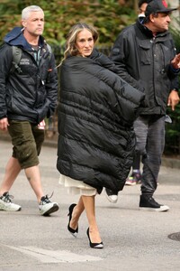 sarah-jessica-parker-and-just-like-that-filming-set-on-fifth-avenue-in-ny-11-07-2021-4.jpg