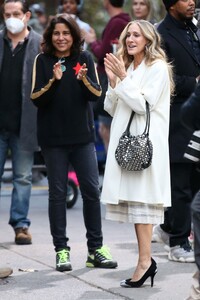 sarah-jessica-parker-and-just-like-that-filming-set-on-fifth-avenue-in-ny-11-07-2021-7.jpg