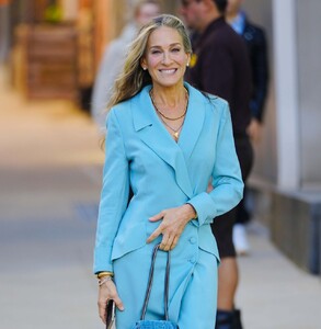 sarah-jessica-parker-and-just-like-that-set-in-new-york-11-01-2021-4.jpg