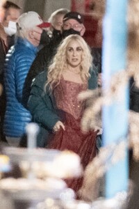 sarah-jessica-parker-on-the-set-of-hocus-pocus-2-in-new-york-11-12-2021-0.jpg