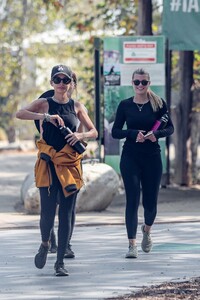 sofia-richie-hike-around-the-santa-monica-mountains-09-08-2021-0.thumb.jpg.af57ed16d970410a3492227a6498ac3b.jpg