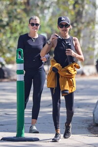 sofia-richie-hike-around-the-santa-monica-mountains-09-08-2021-1.thumb.jpg.f705a0b020f03f5b77d7597eec2862af.jpg