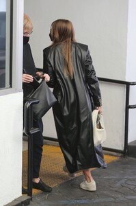 sofia-richie-in-black-trench-coat-beverly-hills-10-13-2021-4.thumb.jpg.3d8df58da66797724ae3bc9d999e15d1.jpg