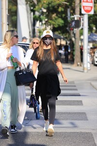 sofia-richie-out-in-la-11-05-2021-2.jpg