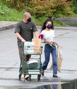 zoe-kravitz-and-channing-tatum-leaves-a-supermarket-in-new-york-08-23-2021-4.thumb.jpg.b1ad5a18b54f9f21ba6482c6c54e957f.jpg