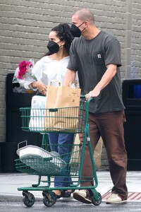 zoe-kravitz-and-channing-tatum-leaves-a-supermarket-in-new-york-08-23-2021-9.thumb.jpg.7e8005cd946723072d817c3b8f25e429.jpg