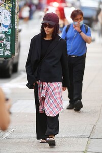zoe-kravitz-out-and-about-in-new-york-10-21-2021-4.jpg