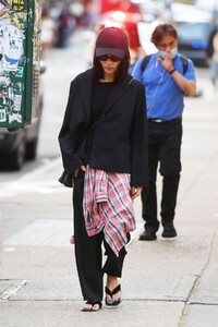 zoe-kravitz-out-and-about-in-new-york-10-21-2021-6.jpg