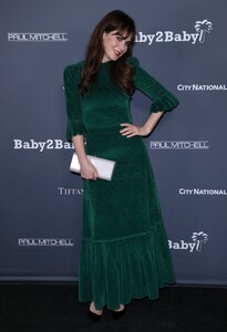 zooey-deschanel-at-baby2baby-10-year-gala-in-los-angeles-11-13-2021-2.jpg