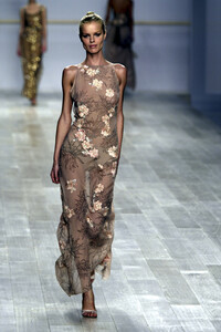 105408499_Blumarine2003WomenRTW53.thumb.jpg.27299c9925f20d4150d646bc320689a5.jpg