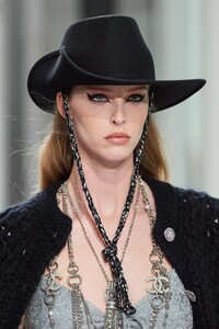 1081805165_chanelprefall22det2.thumb.jpg.c84351aa15a8b71f0c77ac21894855f5.jpg
