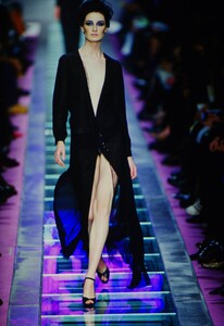 1501943386_versace-fw-2000(7).thumb.jpg.d39aa34213707ea69f87ab6d5985af4d.jpg