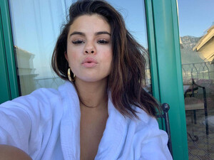 selena-gomez-kissing-top-dec-02.jpg