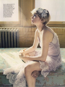 vogue-uk-04-2008_michelle-williams_(9).thumb.jpg.1766bc83c821455355ea763c4a9a883e.jpg