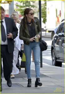 zoey-deutch-starbucks-run-nyc-02.jpg