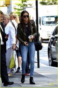 zoey-deutch-starbucks-run-nyc-04.JPG