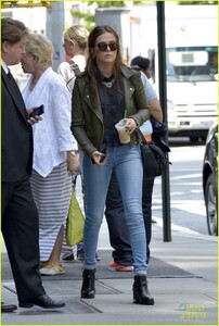 zoey-deutch-starbucks-run-nyc-09.jpg