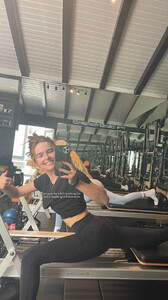 zoey-deutch-works-out-top-july-01.jpg