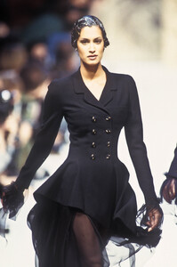 1011861908_Chanel1993HauteCouture89.thumb.jpg.77f650e02f9ffdf486ec2916ee231b13.jpg