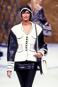 101807378_Chanel1993HauteCouture168FW.thumb.jpg.83a757ef2d31073f6c538219d6658075.jpg