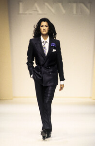 1088569638_LanvinSS931.thumb.jpg.86599de0ebc1a1dbe2bfa3e5eaada7c5.jpg