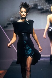 1090040390_Valentino1997HauteCouture31.thumb.jpg.e3c85afd9e60765a64f1229e67ee2d54.jpg