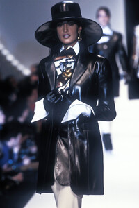 1136596141_ChristianDior1993WomenRTW8.thumb.jpg.10238ed20cf85f072bdfed93db798fd6.jpg