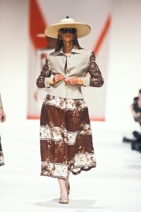 1303864805_Valentino1990WomenRTW6.thumb.jpg.d3cf29efe1d9a093d5d905c8c3fb0b69.jpg