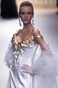 1342507190_PierreBalmain1994HauteCouture160.thumb.jpg.11633d74103a0d9b48404db151a7b53e.jpg