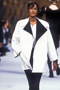 1469694174_Chanel1993HauteCouture224FW.thumb.jpg.0863701019e4a312c709419d93dad6af.jpg