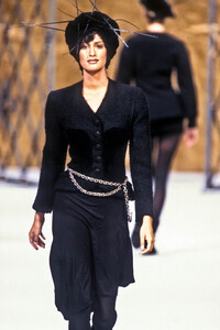 1536130501_Chanel1993HauteCouture110FW.thumb.jpg.778a3386a352f0fe490db0c04891bebe.jpg