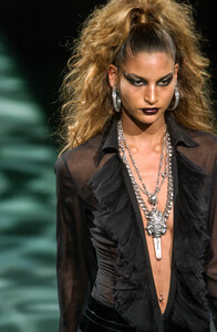 1635867615_Versace2003Menswear45.thumb.jpg.800fe14b40277ee3de0287cb80640604.jpg