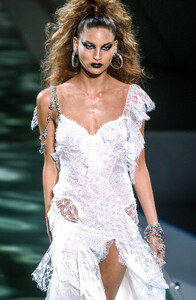 1683074814_Versace2003Menswear80.thumb.jpg.034b63db38503a9686184643c9af74c6.jpg